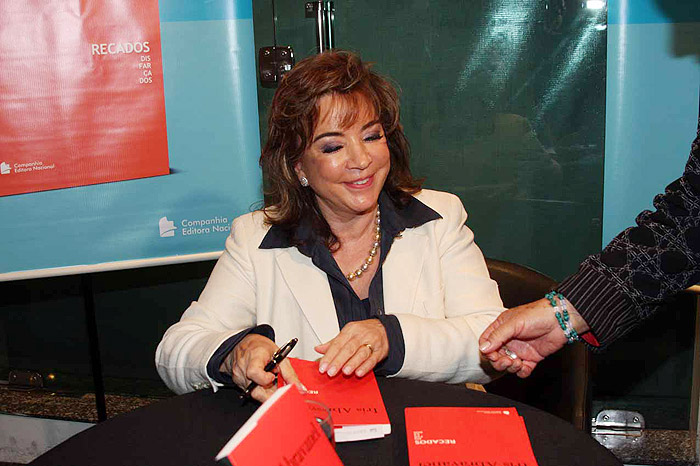 Íris Abravanel, mulher de Silvio Santos autografou seu livro Recados Disfarçados