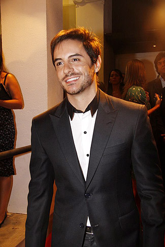 Ricardo Tozzi, que está no elenco de Insensato Coração, próxima trama global das 21h, entregou dois prêmios no evento