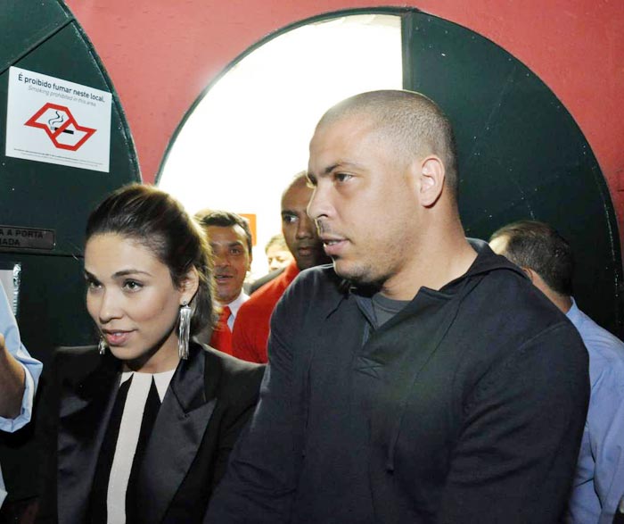 Ronaldo foi acompanhado da mulher no show de Marília Gabriela, em São Paulo