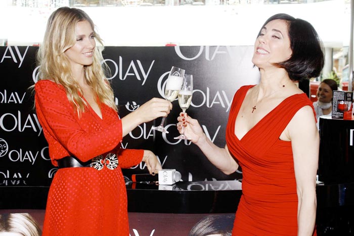 Fernanda Lima e Christiane Torloni brindam em comemoração ao lançamento da Olay no Brasil