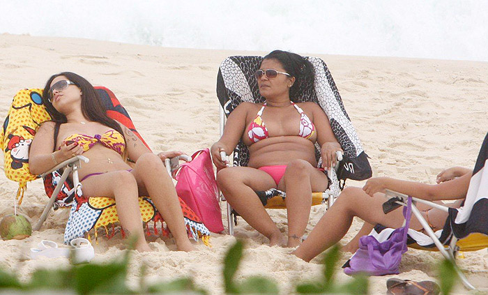 Perlla e Tatiana Gomes mostram suas curvas em praia 