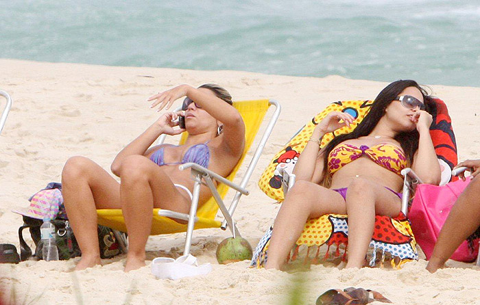 Perlla e Tatiana Gomes mostram suas curvas em praia 