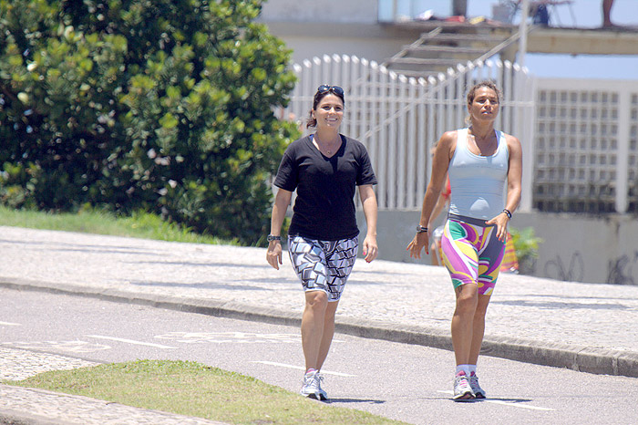 Giovanna Antonelli foi fotografada na orla carioca ao lado de sua personal trainner