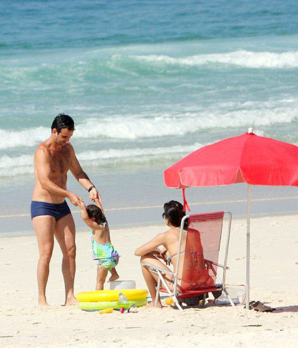 Cássia Linhares foi com o marido e a filha na praia do Pepê
