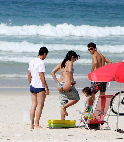 Cássia usou a piscina da filha para limpar a areia do pé