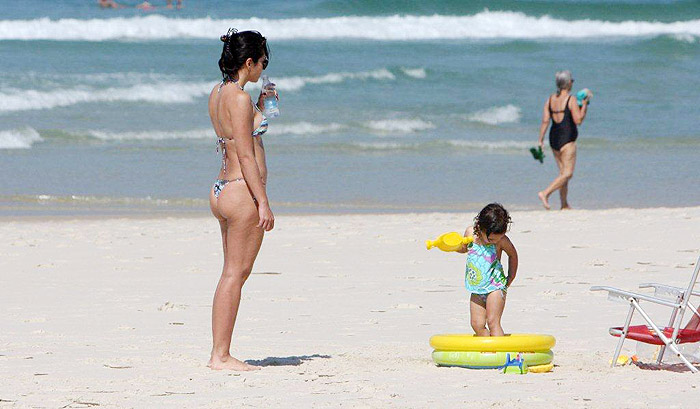 Cássia Linhares curte dia na praia com a família