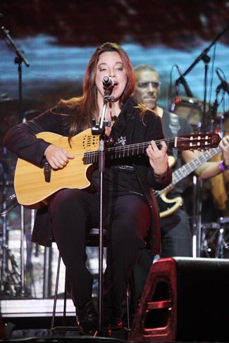 Além de cantar, a cantora também tocou violão
