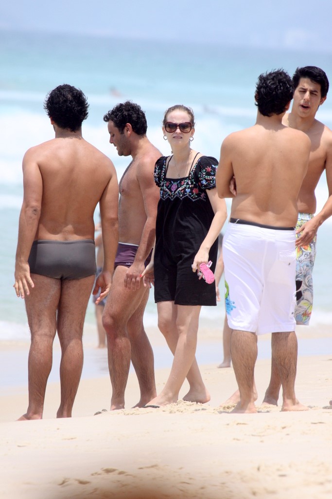 Casal foi clicada nesta manhã de sabado (20), na praia da Barra da Tijuca