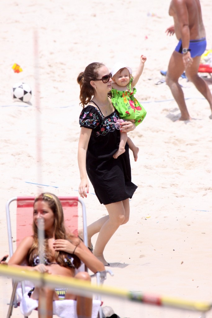 Luisa se divertiu passeando pela praia com a mãe