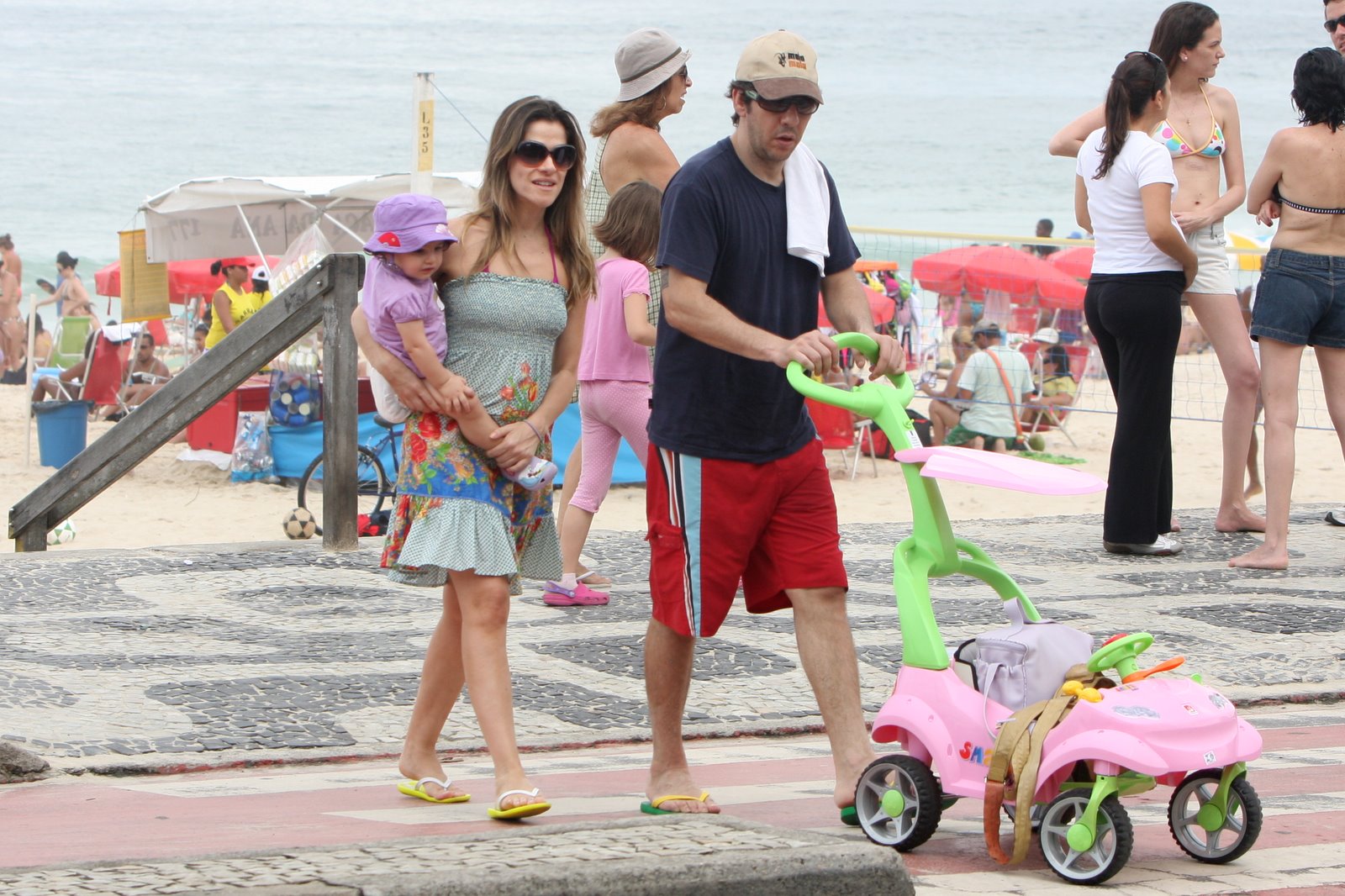 Mesmo com o tempo nublado, Ingrid e o marido, o publicitário Renê Machado levaram a filha para passear na praia