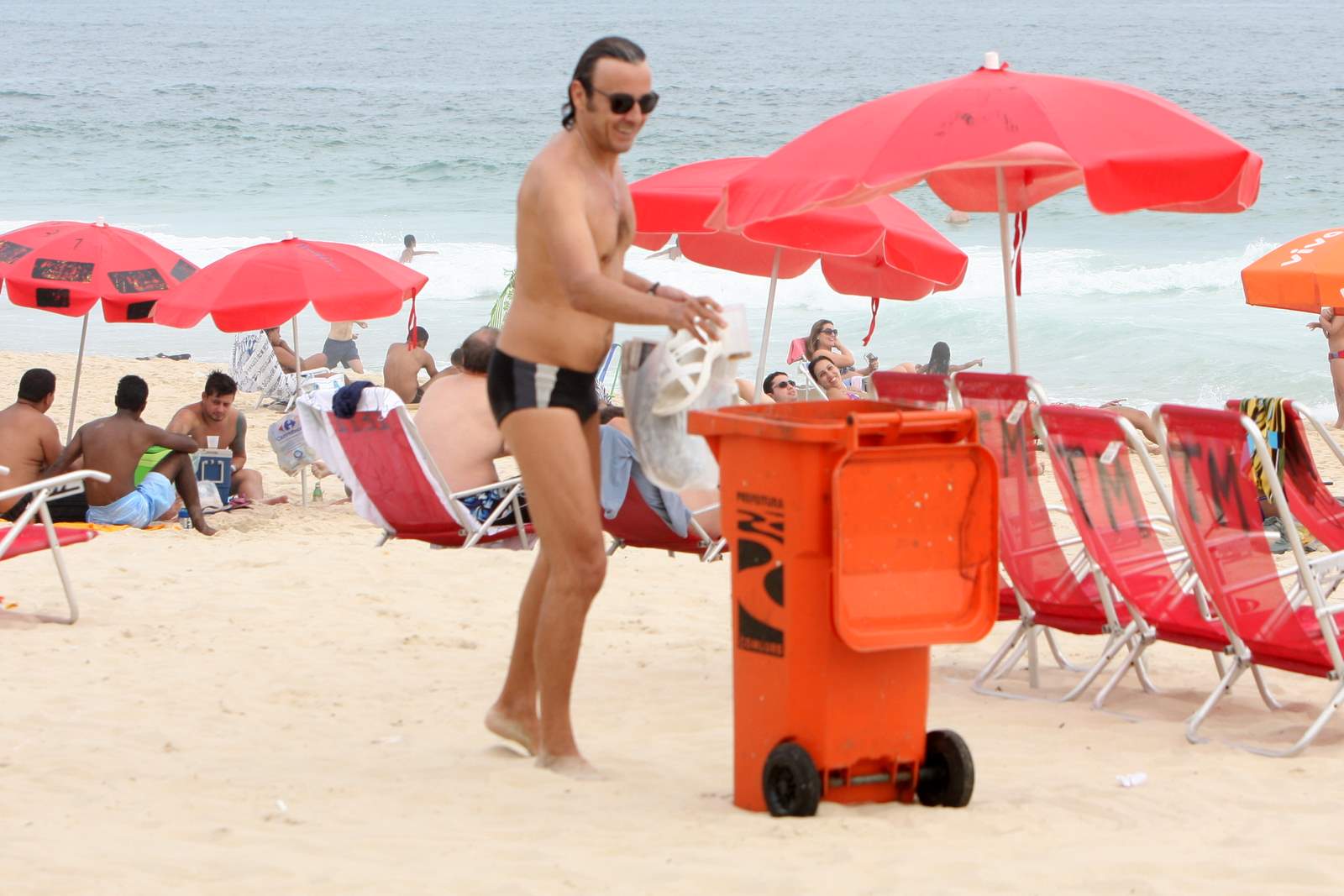 Alexandre jogou um copo de plástico no lixo