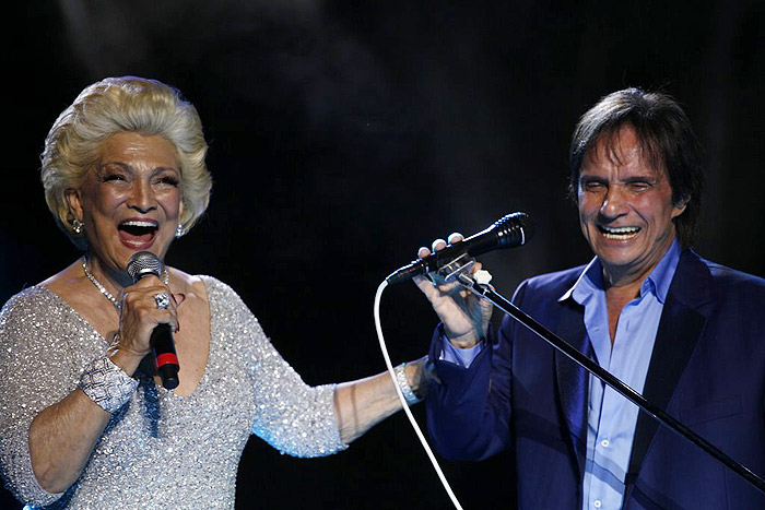 Hebe Camargo e Roberto Carlos, juntos, no palco do Anhembi, em São Paulo