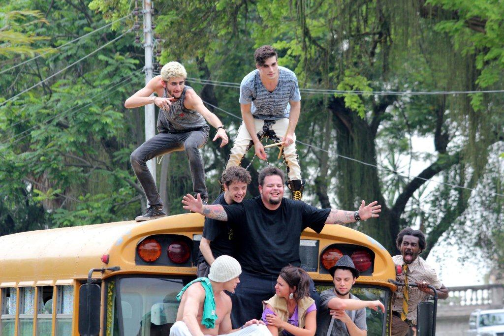 Fiuk grava em cima do ônibus com um grupo de jovens