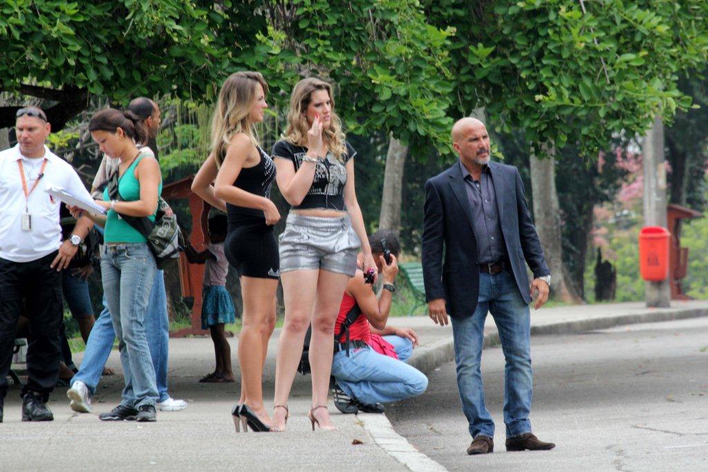 Eri, que será um cafetão no especial, com as atrizes esperando para iniciar as gravações