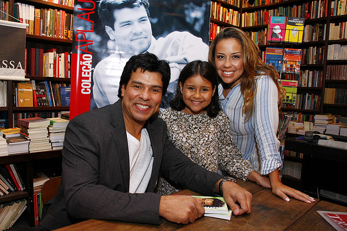 Maurício Mattar, Nahuana Costa e Keiry Costa posaram para a foto na livraria