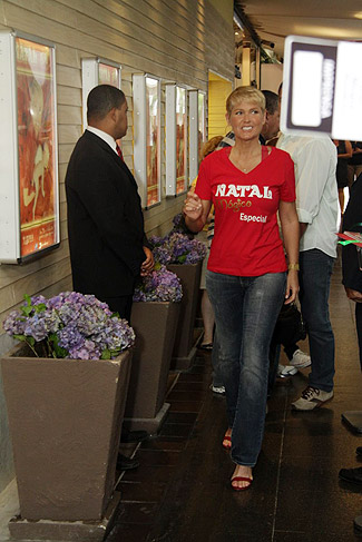 Xuxa chega animada ao evento