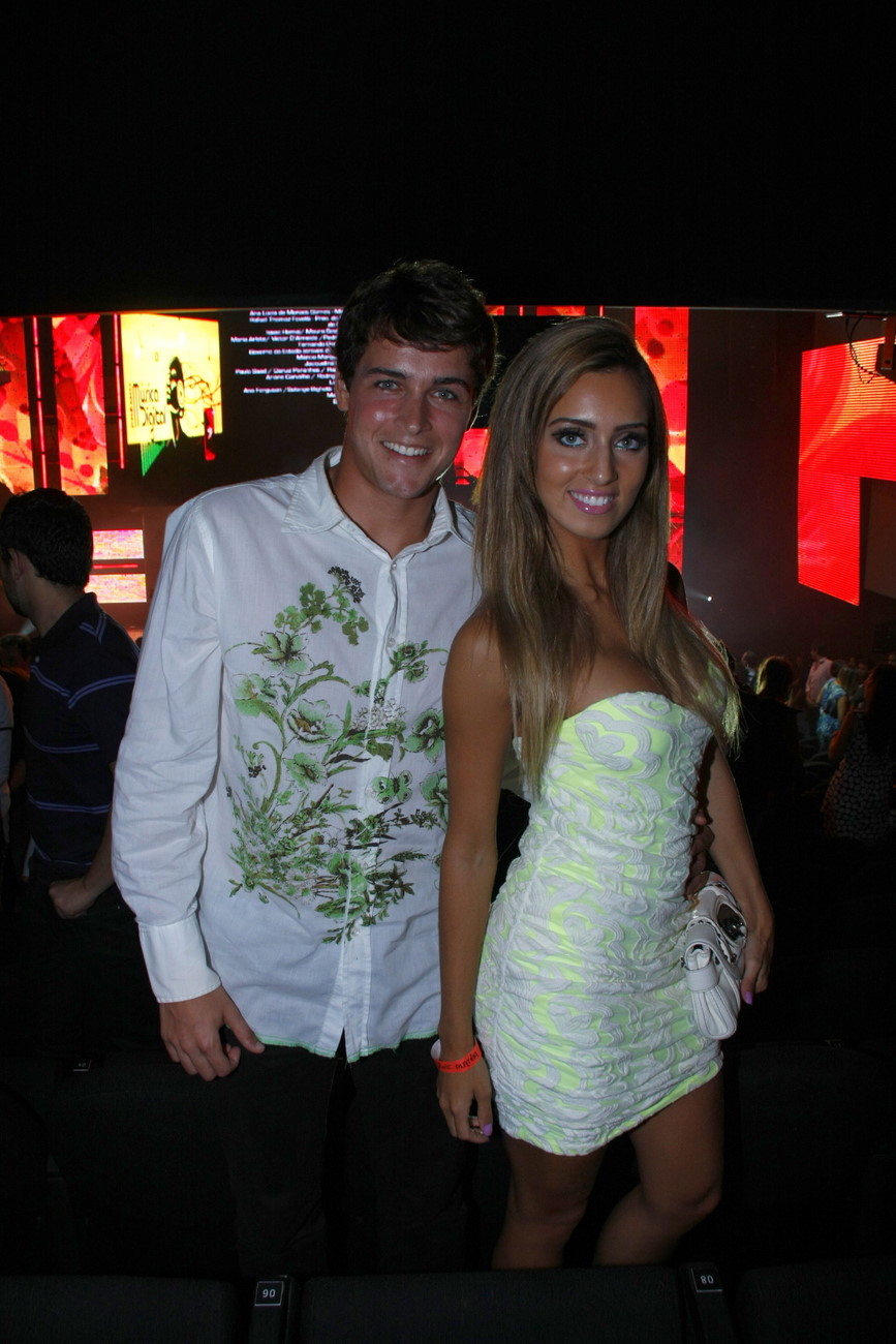 Felipe Dylon foi com a namorada, Mariana Fusco