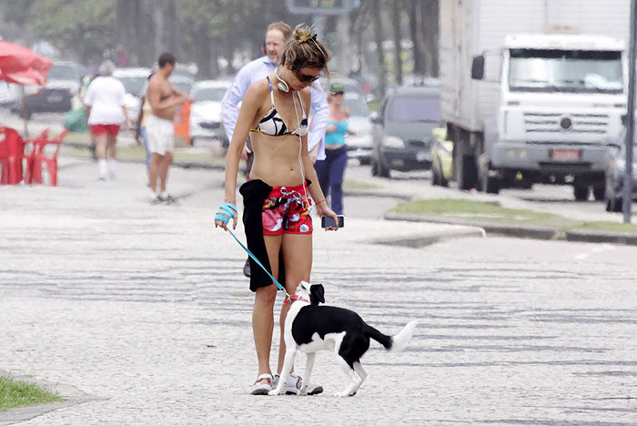 Ellen Jabour passeio com o cachorro Pluft pela orla 