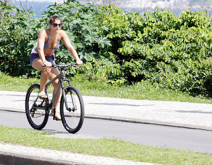 Priscila Fantin pedalou na Barra da Tijuca, Zona Oeste do Rio