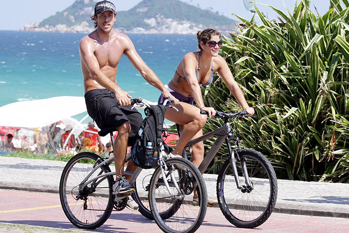 O casal pedalou debaixo do forte sol carioca