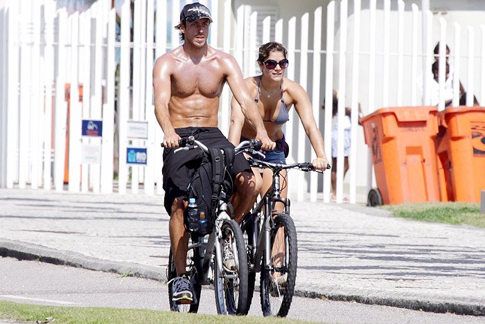 Renan e Priscila pedalando na Barra da Tijuca