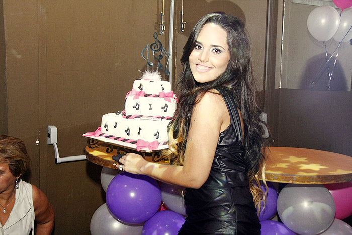 Perlla comemorou 22 anos