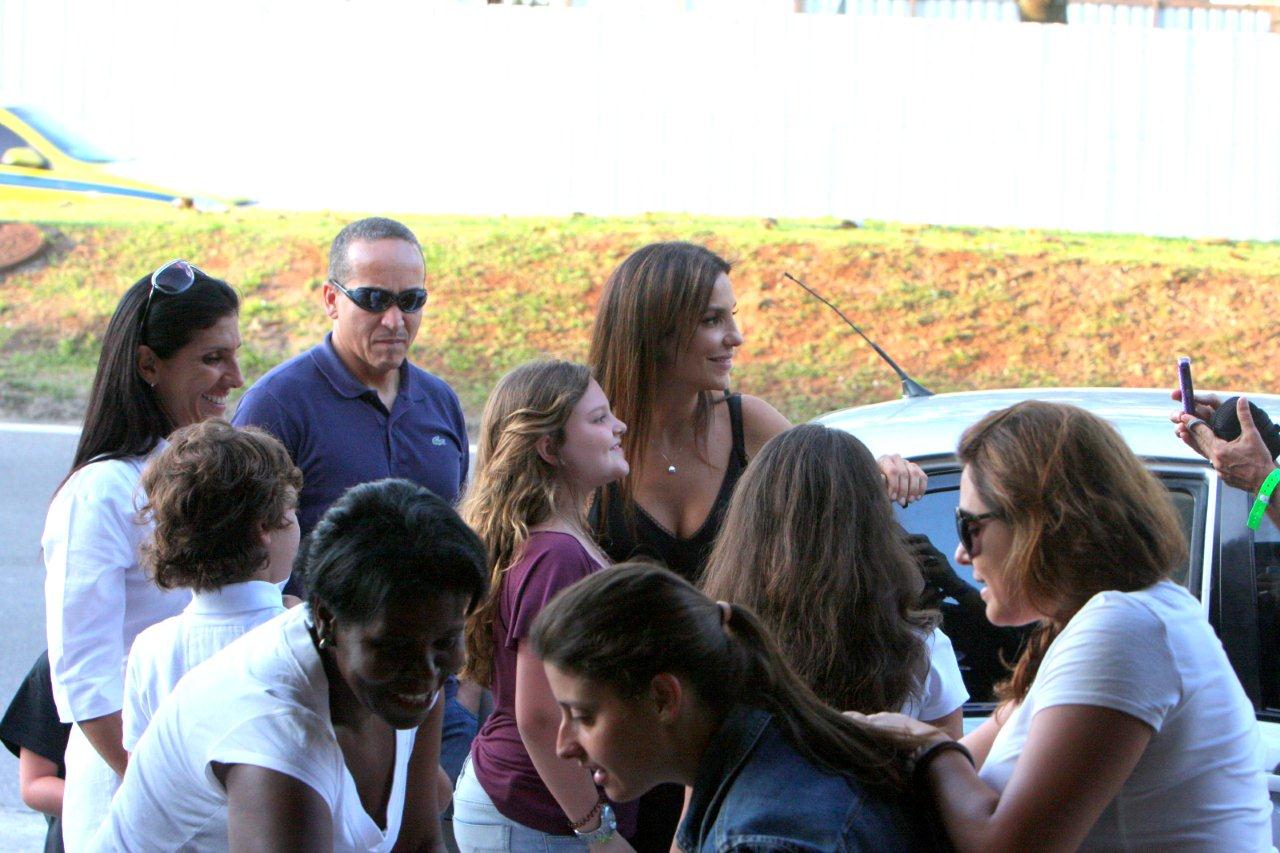 A cantora exibiu simpatia ao chegar na churrascaria