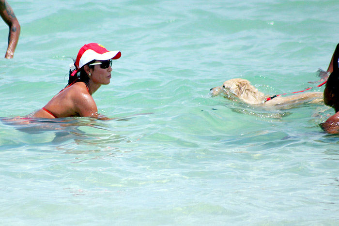 Gracyanne Barbosa e o cachorro se refrescam no mar