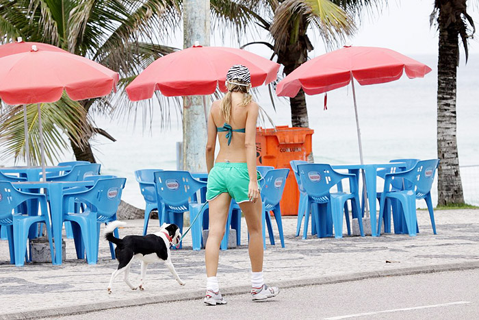 Ellen esteve com o cahorro na praia das Barra da Tijuca, na Zona Oeste