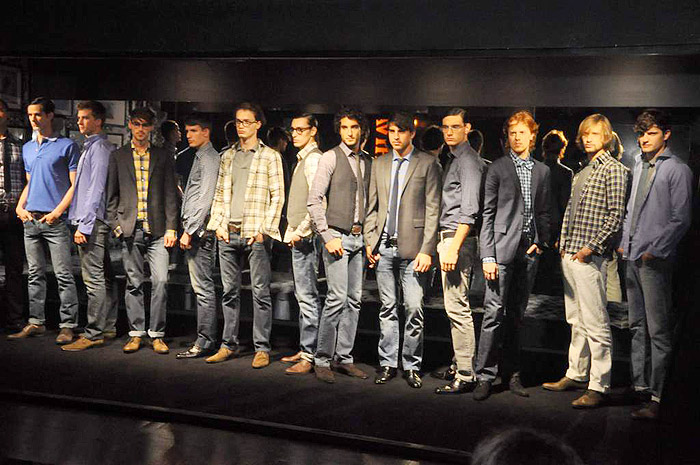 Desfile da nova coleção de jeans do estilista Ricardo Almeida