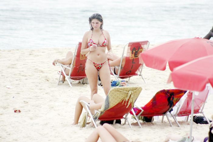 Bárbara Evans foi à praia com amigos