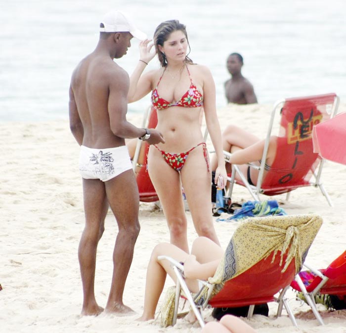 Bárbara conversa com uma amiga que está tomando sol