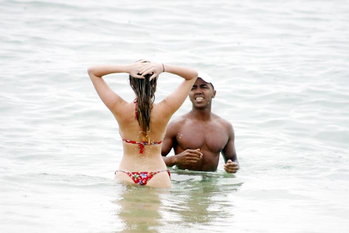 Os dois conversam na beira do mar