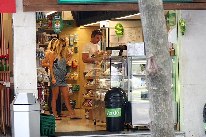 O ex-casal passou em uma mercearia do Leblon, na Zona Sul do Rio