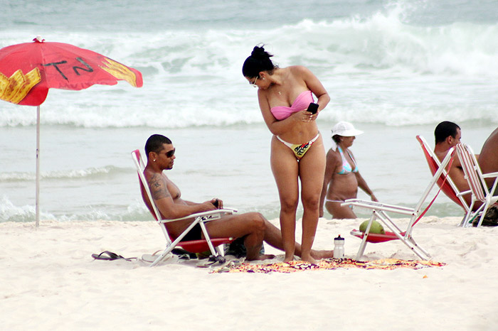 Mulher Moranguinho curte praia com o namorado 