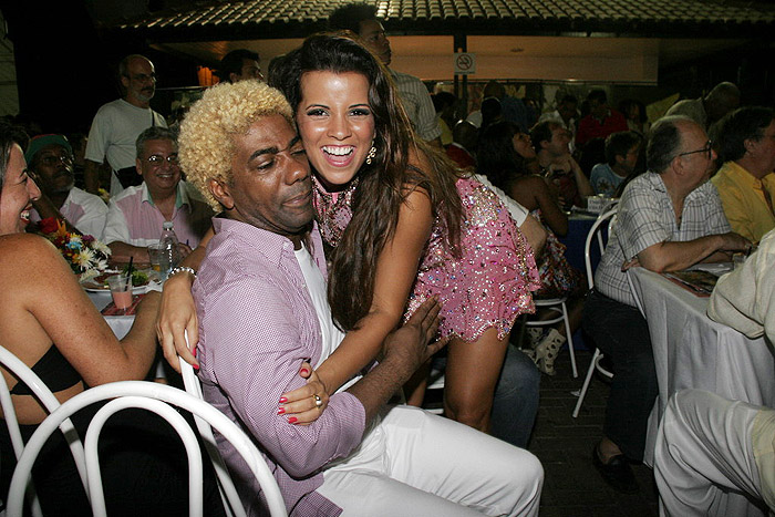 Ivo Meirelles ganhando o abraço de Renata Santos