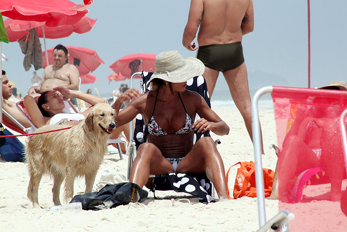 Gracyanne Barbosa levou seu cachorro para a praia