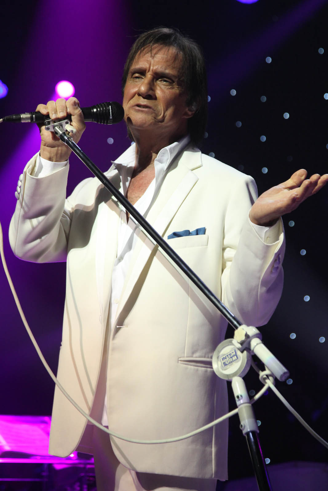 Roberto Carlos surgiu no palco com um terno todo branco