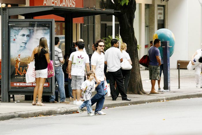 Wagner Moura passeou com o filho mais velho, Bem, em Ipanema, Zona Sul