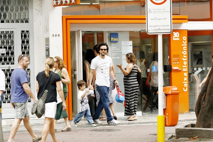 Ator não largou a mão do filho durante o passeio