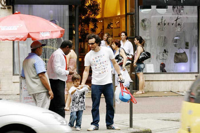 Wagner Moura foi clicado levando a mochila do filho e uma sacola