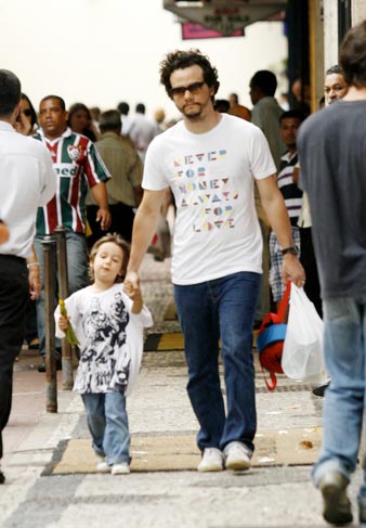 Pai e filho circularam pelas ruas de Ipanema na tarde desta segunda-feira (6)