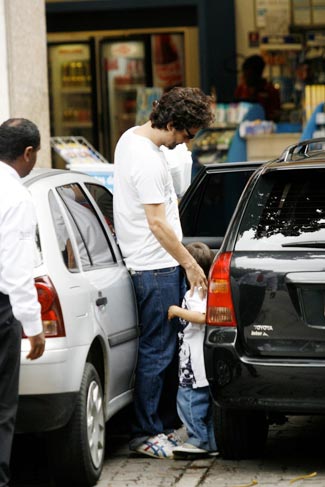 Ator coloca o filho no carro