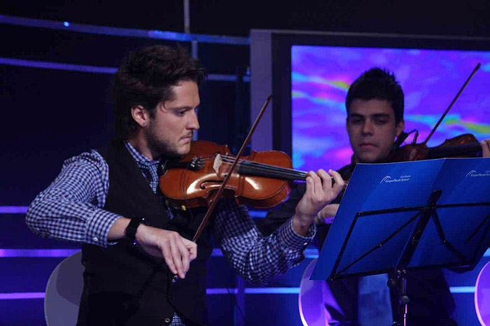 André mostra seus dotes com o violino