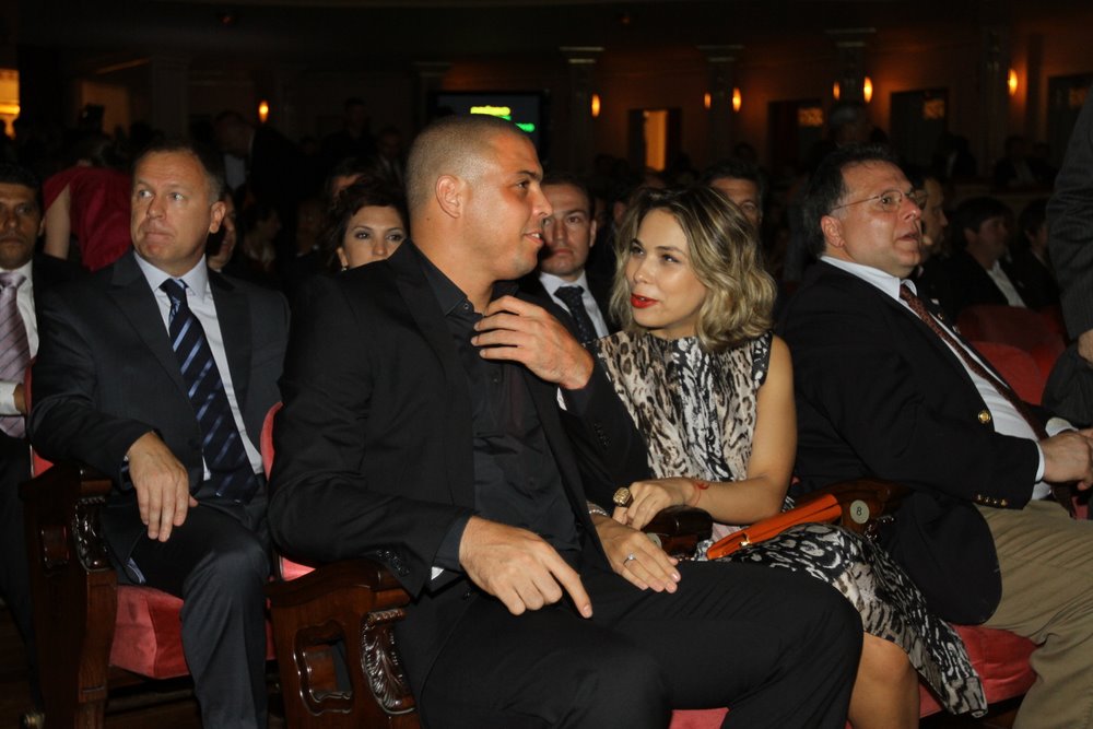 Ronaldo e Bia Antony, sentados na frente de Mano Menezes