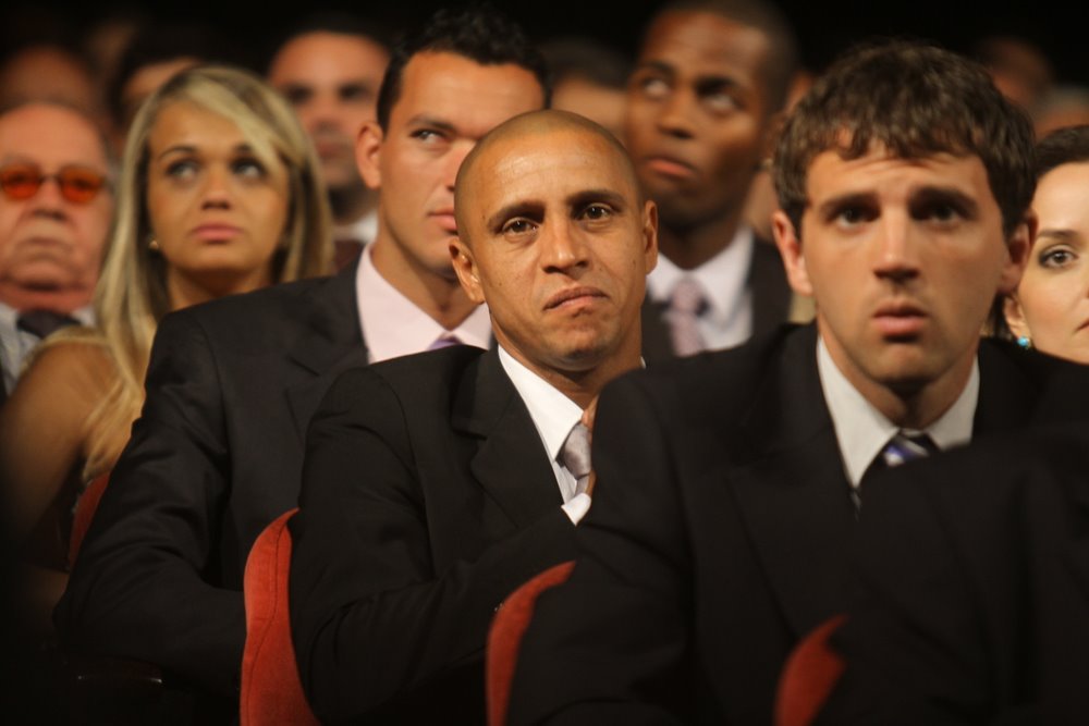 Na plateia, Roberto Carlos e outros jogadores
