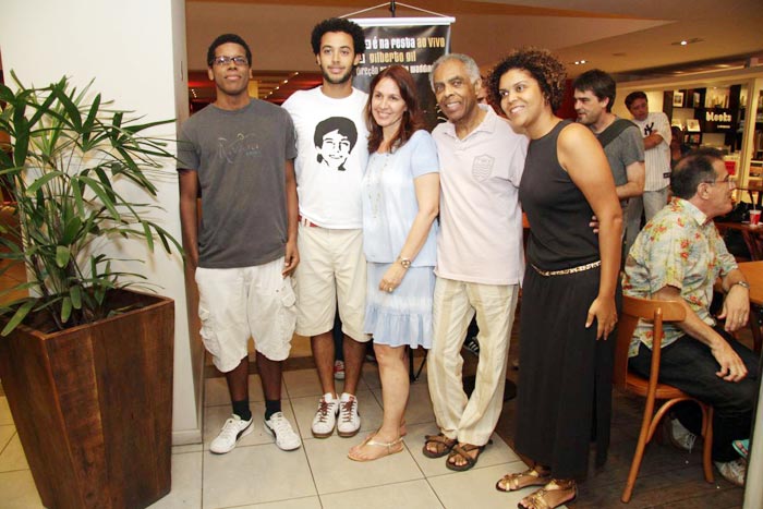 Gilberto Gil posa ao lado da família