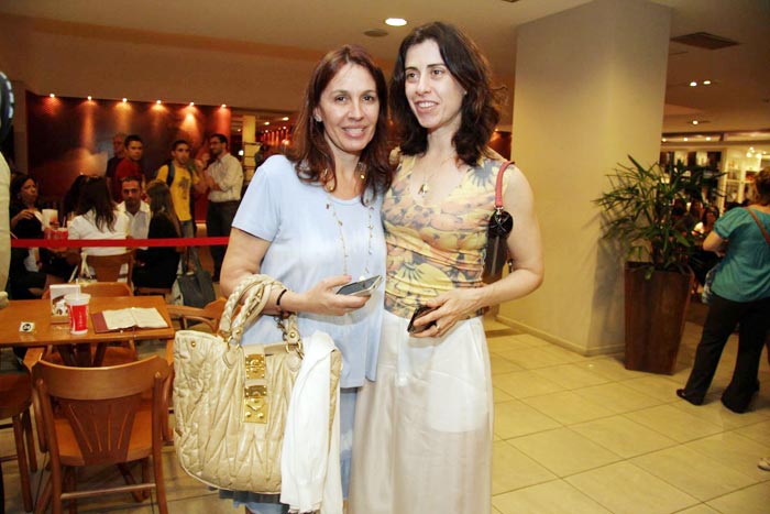 Flora Gil e Fernanda Torres posam juntas