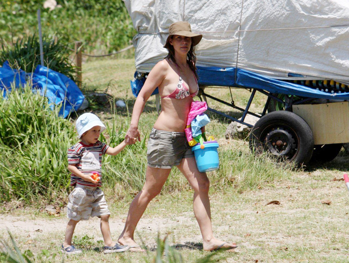 Mãe e filho caminharam de mãos dadas