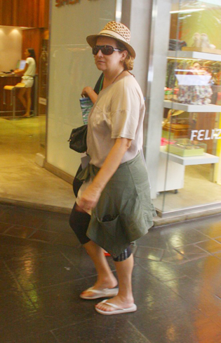 Betty Lago fez compras com uma amiga